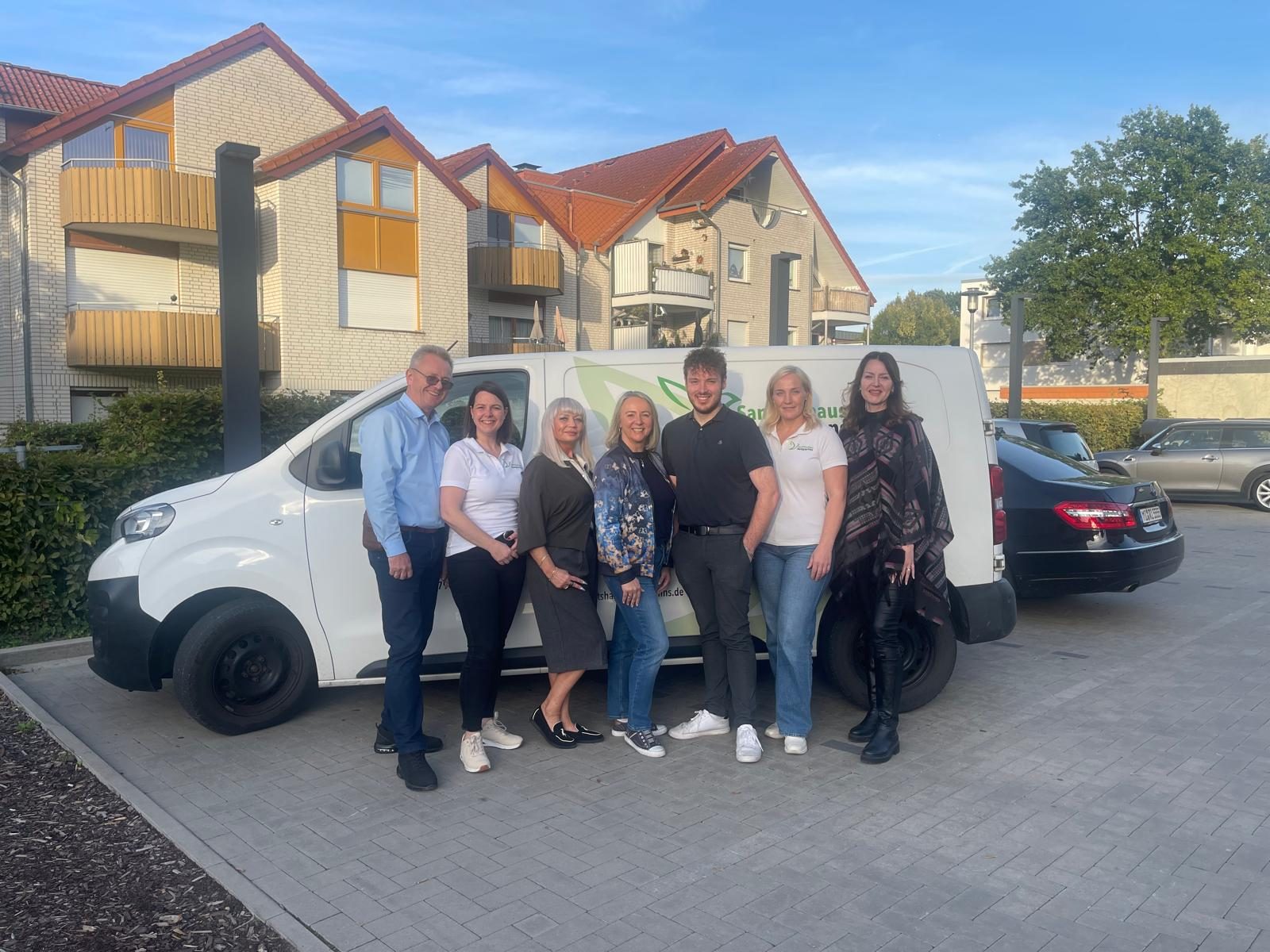 Das Team vom Sanitätshaus Steegmanns vor dem Firmenwagen in Bad Essen